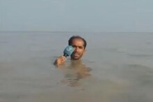 গলা সমান জলে দাঁড়িয়ে চরম ট্রোলড পাকিস্তানি সাংবাদিক! মুহূর্তে ভাইরাল সেই ভিডিও