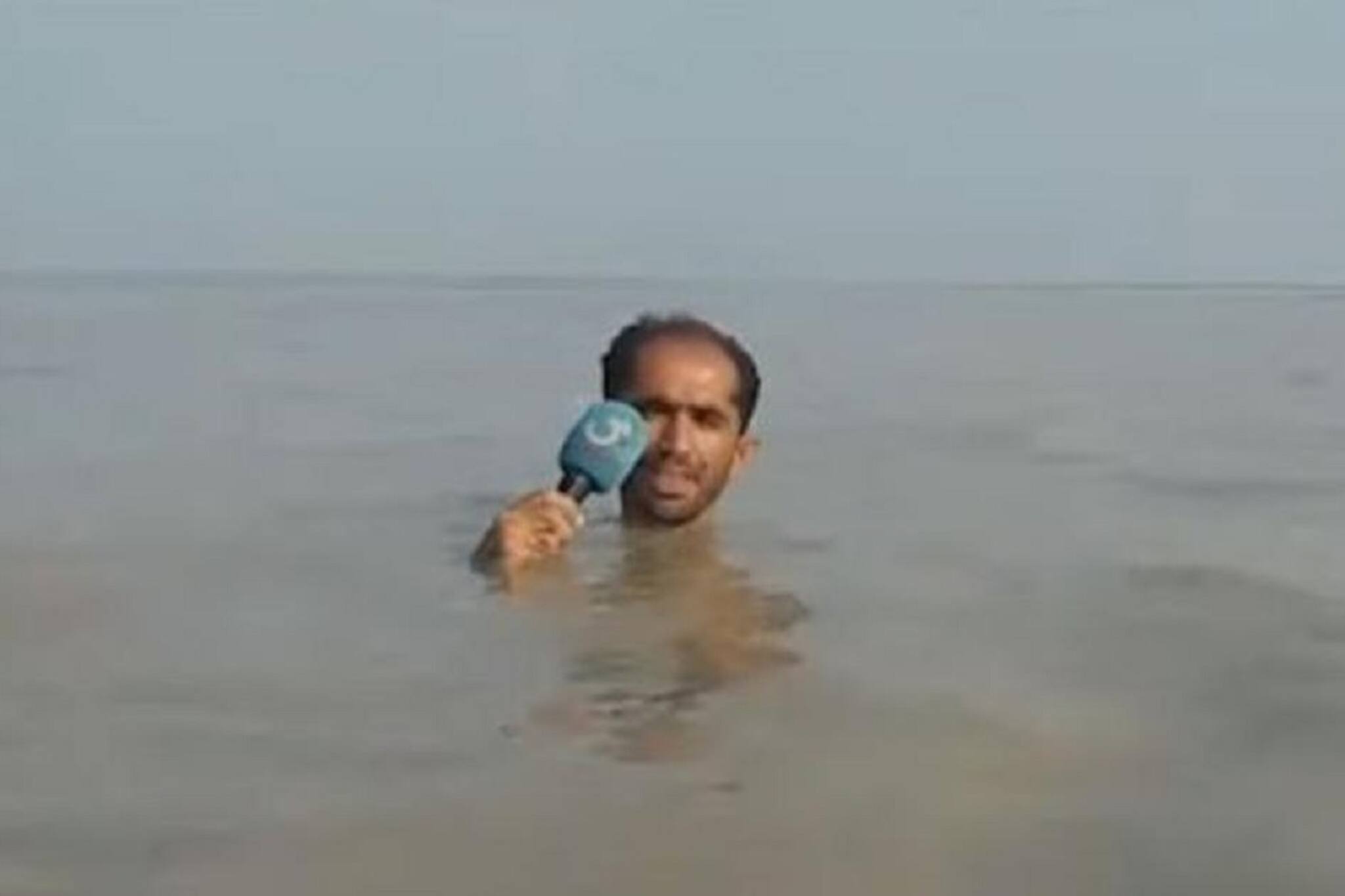 গলা সমান জলে দাঁড়িয়ে চরম ট্রোলড পাকিস্তানি সাংবাদিক! মুহূর্তে ভাইরাল সেই ভিডিও