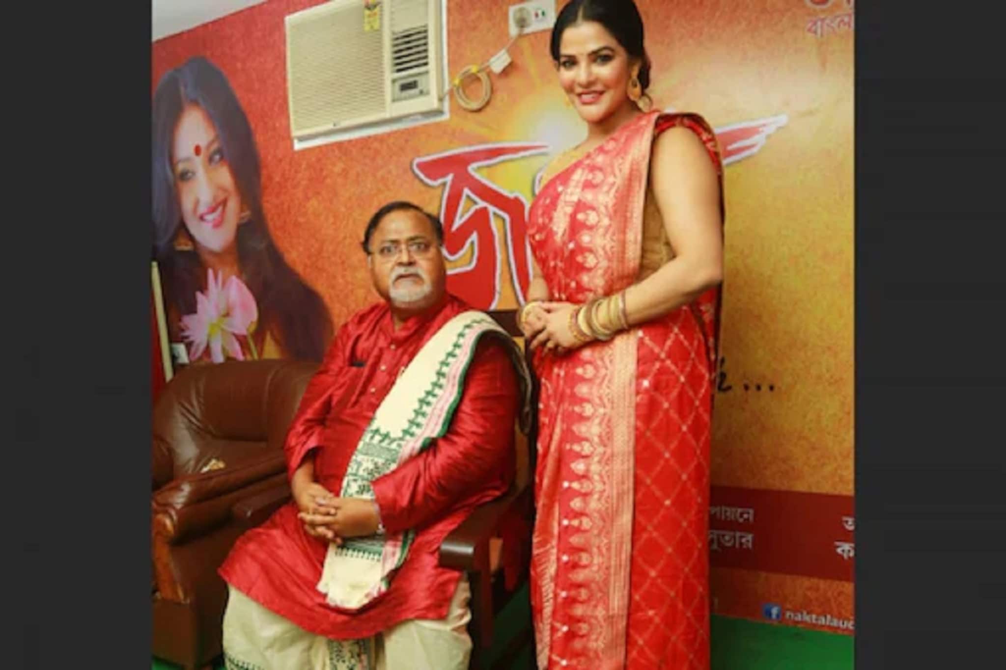 ইডির চার্জশিটে অর্পিতার বয়ান, মা-কে নিয়ে সত্যি বলতে চেয়েছিলেন, ভয়ে পারেননি