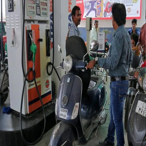 সরকারি তেল সংস্থাগুলি এদিন সকালে জারি পেট্রোল ও ডিজেলের দামে কোনও বদল করেনি ৷ দিল্লিতে এখনও পেট্রোল ৯৬.৭২ টাকা প্রতি লিটার হিসেবে বিক্রি হচ্ছে ৷ গত ২৪ ঘণ্টায় ব্রেন্ট ক্রুডের দাম ২.৮০ ডলার কমে প্রতি ব্যারেলে ৯২.৩২ ডলার হয়ে গিয়েছে ৷ একই ভাবে WTI এর দাম প্রতি ব্যারেলে আড়াই ডলার পড়ে গিয়েছে ৷ এর জেরে দাম কমে প্রতি ব্যারেলে ৮৬.২৮ ডলার হয়ে গিয়েছে ৷ 
