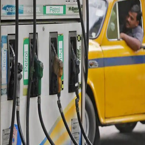 দেশের তিনটি অয়েল মার্কেটিং সংস্থা HPCL, BPCL ও IOC প্রতিদিন সকাল ৬টায় পেট্রোল ও ডিজেলের দাম জারি করে থাকে ৷ নতুন দাম ওয়েবসাইটের পাশাপাশি মোবাইল ফোনে এসএমএস-এর মাধ্যমেও চেক করতে পারবেন ৷