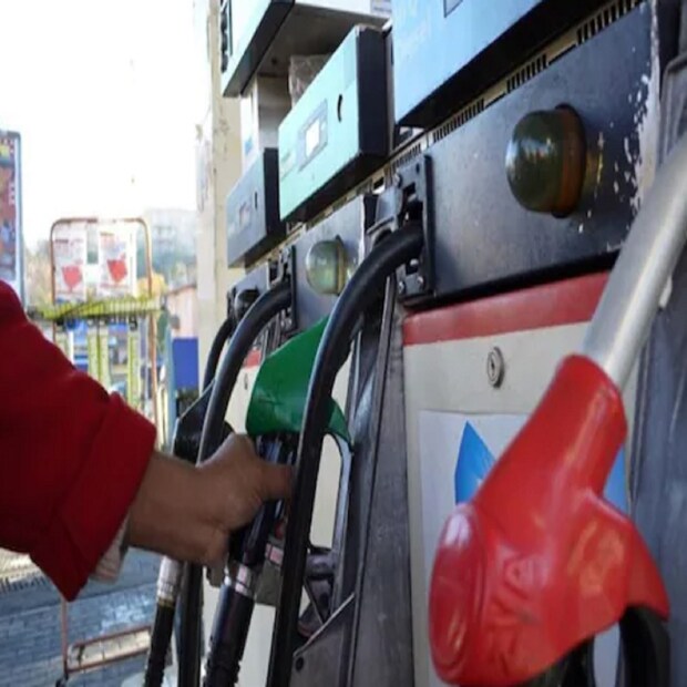 দেশের তিনটি অয়েল মার্কেটিং সংস্থা HPCL, BPCL ও IOC প্রতিদিন সকাল ৬টায় পেট্রোল ও ডিজেলের দাম জারি করে থাকে ৷ নতুন দাম ওয়েবসাইটের পাশাপাশি মোবাইল ফোনে এসএমএস-এর মাধ্যমেও চেক করতে পারবেন ৷