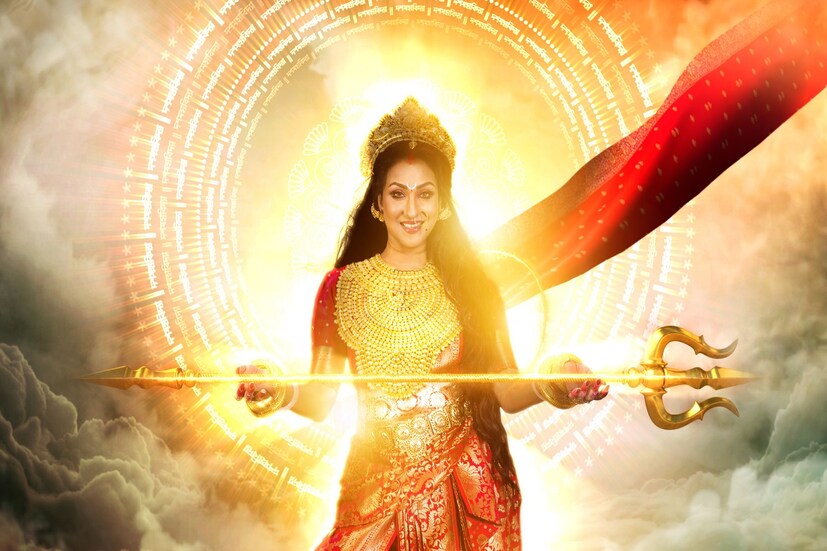 মহিষাসুরমর্দিনী রূপে দেখা যাবে ঋতুপর্ণা সেনগুপ্তকে (Rituparna Sengupta)। প্রথমবারের জন্য় কোনও টেলিভিশন চ্য়ানেলে দুর্গা সাজবেন অভিনেত্রী। টলিউডে তিনি সফল নায়িকা, কিন্তু এই বছর তিনি ধরা দেবেন সম্পূর্ণ এক নতুন ভূমিকায়।