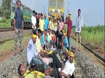 এ ভাবেই রেল লাইন আটকে রেখেছেন আন্দোলনকারীরা৷ 