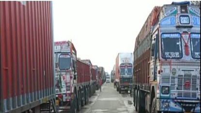 অবরোধে জাতীয় সড়কের উপরে আটকে হাজার হাজার ট্রাক৷ অবরোধে জাতীয় সড়কের উপরে আটকে হাজার হাজার ট্রাক৷
