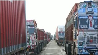 অবরোধে জাতীয় সড়কের উপরে আটকে হাজার হাজার ট্রাক৷ অবরোধে জাতীয় সড়কের উপরে আটকে হাজার হাজার ট্রাক৷