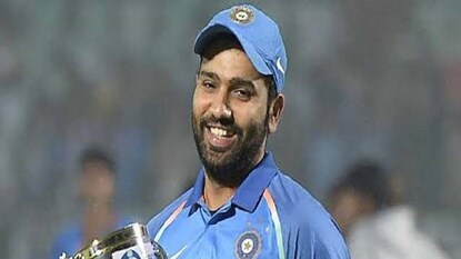 রোহিতের হাতে জোড়া ট্রফি দেখছেন কোচ রোহিতের হাতে জোড়া ট্রফি দেখছেন কোচ