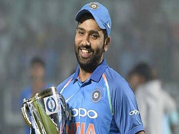 রোহিতের হাতে জোড়া ট্রফি দেখছেন কোচ