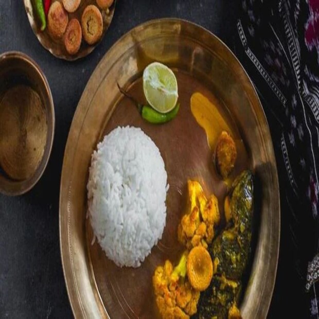 মিলেট রাইস বা বাজরার চাল কী ভাবে প্রস্তুত করবেন? বাজরা চাল রান্না করতে, বাজরা নিন এবং পরিষ্কার জল দিয়ে ধুয়ে ফেলুন। এখন এটি একটি প্যানে রাখুন এবং তারপরে ৩ কাপ জল মেশান। এবার প্যানটি গ্যাস স্টোভে রাখুন এবং মাঝারি আঁচে প্রায় ৩০ মিনিট রান্না করুন। জল পুরোপুরি শুকিয়ে গেলে প্লেটে পরিবেশন করুন।