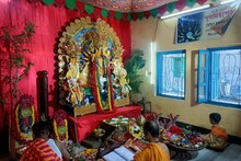 ঢাকে পড়ল কাঠি...আজই শুরু ট্যাংরার শীল লেনের দাস বাড়ির দুর্গাপুজো