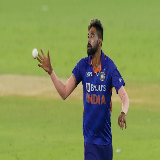 মহম্মদ সিরাজ: সাম্প্রতিক সময়ে সাদা বলের ক্রিকেটে দারুণ পারফর্ম করেছেন মহম্মদ সিরাজ। নতুন বলে উইকেট নেওয়ার পাশাপাশি ডেথ ওভারেও ভালো বোলিং করেছেন সিরাজ। আরও একবার প্রস্তুত তিনি।