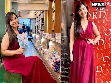 নিজের বই প্রকাশ অনুষ্ঠানে অভিনেত্রী সৃজলা গুহ