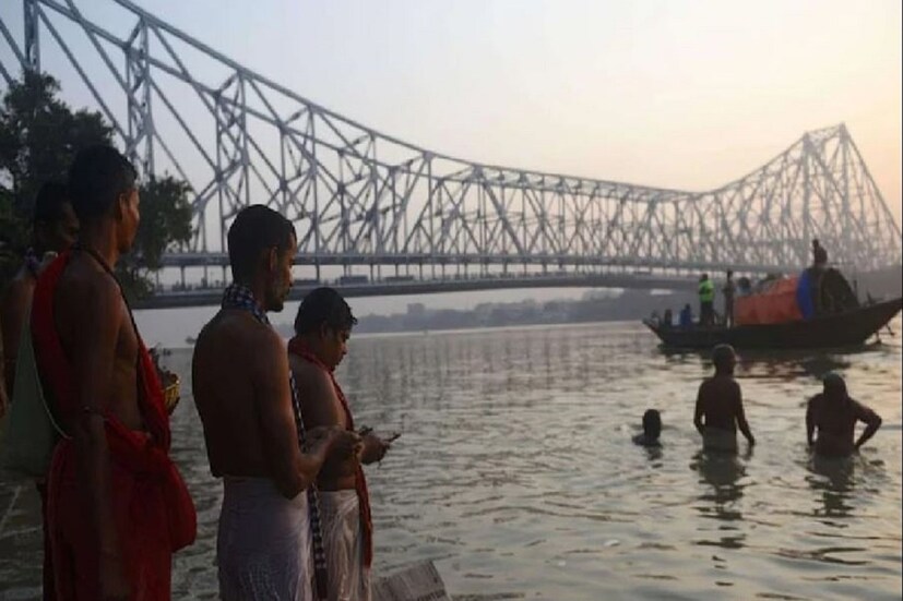 পুজোর আগে ফের ভারী বৃষ্টির ভ্রূকুটি উত্তরবঙ্গ৷ আগামী কয়েকদিন উত্তরবঙ্গে ভারী বৃষ্টির সম্ভাবনা। উপরের দিকের পাঁচ জেলায় দার্জিলিং, আলিপুরদুয়ার, কোচবিহার, জলপাইগুড়িতে বিক্ষিপ্তভাবে দু' এক পশলা ভারী বৃষ্টির সম্ভাবনা থাকছে। 