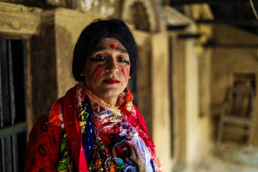 শিক্ষক দিবসের দিন সকালে বহুরূপী সেজে বাল্যবিবাহ রোধের প্রচারে গোলাপসুন্দরী ওরফে মাঝপুর প্রাথমিক স্কুলের প্রধান শিক্ষক দেবাশিস মুখোপাধ্যায়। (তথ্য-- রাহী হালদার)