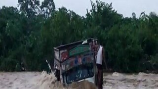 তখনও ট্রাকের ভিতরে আটকে চালক-খালাসি৷ 