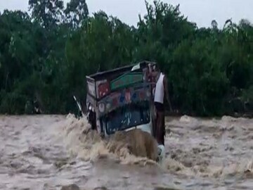তখনও ট্রাকের ভিতরে আটকে চালক-খালাসি৷ 