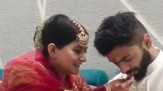 বিয়ে মিটতেই ক্লান্তিতে এলিয়ে পড়লেন বর; পরম যত্নে খাইয়ে দিলেন নববধূ! মিষ্টি ভিডিওয় মন মজেছে নেটিজেনদের