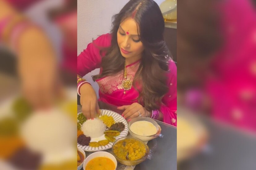 পাতে ছিল সাদা ভাত, নানা ধরনের শাক ভাজা, আলুভাজা, পটলভাজা। দু'তিন রকমের তরকারি, আলু পোস্ত, ছোলার ডাল, মাংস, মাছ, পায়েস। ভিডিও দিয়ে হবু মা লিখলেন, 'আমার ও আমার সন্তানের মহা ভোজ'।