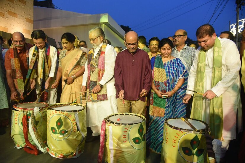প্রদীপ জ্বেলে, ঢাক বাজিয়ে, মহা ধুমধামে উদ্বোধন করা হল মানিকতলার এই পুজো। পুজোর চার দিনও যে এই মণ্ডপে প্রবর ভিড় হবে, তা এখন থেকেই স্পষ্ট। 