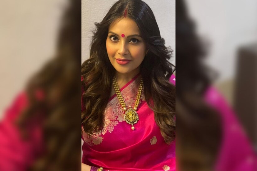গোলাপি রঙের সিল্কের শাড়ি। গোলাপি ব্লাউজ। হাতে শাখা-পলার সঙ্গে ভারী ভারী হার। গলায় সোনার হার। কপালে মোটা করে সিঁদুরে সেজে উঠেছেন বিপাশা। হবু মায়ের ঔজ্জ্বল্যে মুগ্ধ নেটিজেনরা।