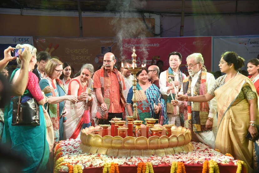 যে যুগে যন্ত্রপাতি ছিল না, সেই সময়েও তো কত শত কালজয়ী, অসামান্য  স্থাপত্য তৈরি হয়েছে! দে কথাই যেন মনে করিয়ে দিত চাইলেন মানিকতলা চালতাবাগান লোহাপট্টি দুর্গাপুজো কমিটির সদস্যরা।