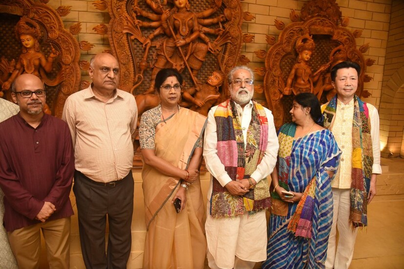 গত ২৭ সেপ্টেম্বর থেকে দর্শনার্থীদের জন্য খুলে দেওয়া হয়েছে মণ্ডপ। সে দিন আয়োজিত হয় উদ্বোধনী অনুষ্ঠান। সেখানে উপস্থিত ছিলেন নামজাদা ব্যক্তিরা। 