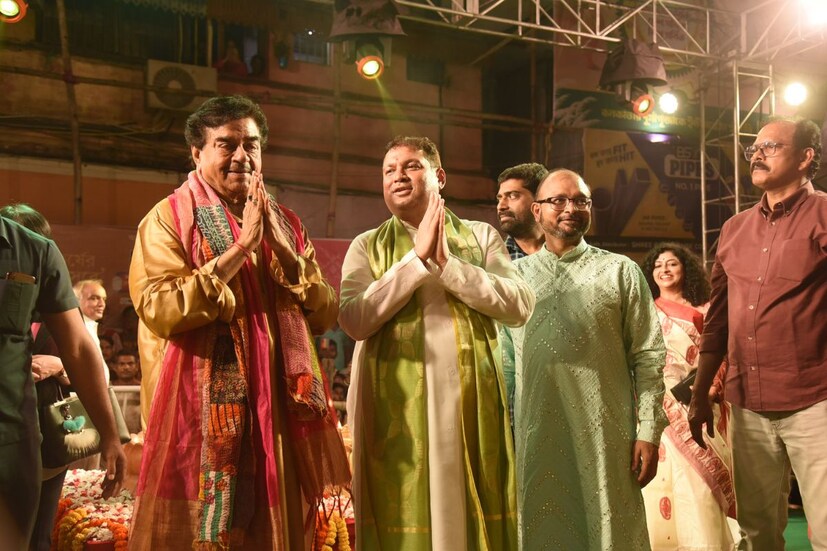 যাঁদের মধ্যে অভিনেতা-রাজনীতিক শত্রুঘ্ন সিনহা, নৃত্যশিল্পী ডোনা গঙ্গোপাধ্যায়, সাংসদ সুদীপ বন্দ্যোপাধ্যায়, কবি শ্রীজাত, বিধায়ক বিবেক গুপ্ত, রাজ্যের শিল্পমন্ত্রী শশী পাঁজা প্রমুখ।