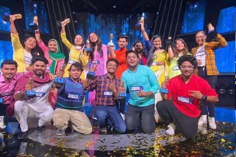 ইন্ডিয়ান আইডলের টপ ১৫-এ রয়েছে ৭ বাঙালি। তালিকায় এক এক করে রয়েছে সোনাক্ষী কর, অনুষ্কা পাত্র, সঞ্চারী সেনগুপ্ত, সেঁজুতি দাস, বিদীপ্তা চক্রবর্তি, দেবস্মিতা রায় এবং প্রীতম রায়। এছাড়াও কাশ্মীর থেকে কন্যাকুমারীর শিল্পীরা হাড্ডাহাড্ডি লড়াই করছে একসঙ্গে। 