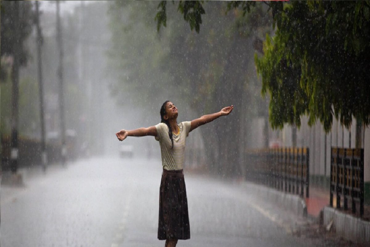 West Bengal Weather Update: কলকাতা-সহ দক্ষিণবঙ্গের জেলায় জেলায় ঝমঝমিয়ে ঝড়-বৃষ্টি আর কিছুক্ষণেই! আবহাওয়ার মেগা আপডেট