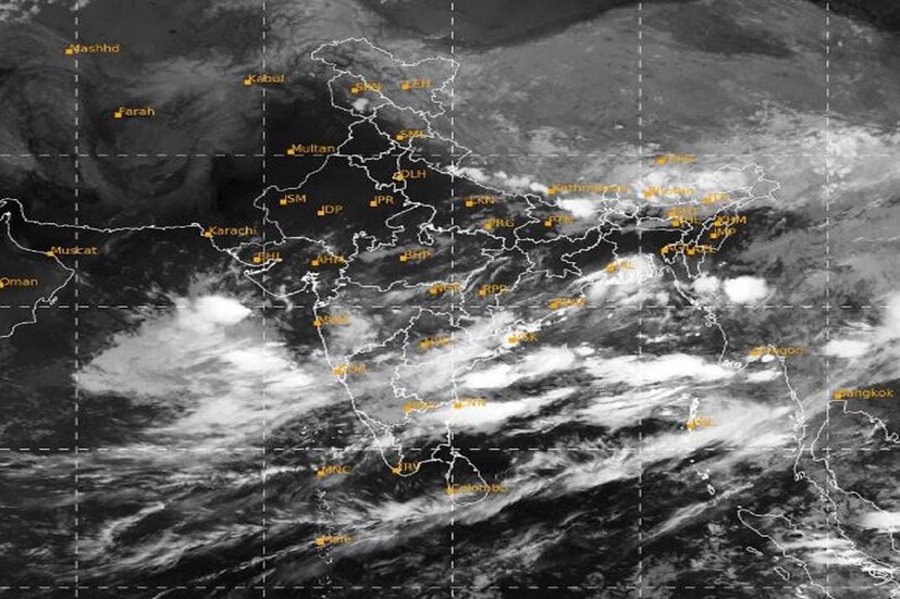 #কলকাতা: রাত পোহালেই দক্ষিণবঙ্গে আবহাওয়ার বড় ভোলবদল৷ ওয়েদার আপডেটে সেইরকম পূর্বাভাসই দেওয়া হয়েছে৷  বঙ্গোপসাগরে তৈরি হয়েছ গেছে নিম্নচাপ। পশ্চিম মধ্য ও পূর্ব মধ্য বঙ্গোপসাগরে এই নিম্নচাপ ক্রমশ শক্তিশালী বাড়াচ্ছে। আগামী ৪৮ ঘণ্টায় এটি শক্তিশালী নিম্নচাপে পরিণত হবে। পশ্চিম মধ্য বঙ্গোপসাগর থেকে এটি ক্রমশ উত্তর-পশ্চিম বঙ্গোপসাগরে ঢুকে পড়বে। উত্তর অন্ধ্রপ্রদেশ ও দক্ষিণ ওড়িশা উপকূলে শক্তিশালী এই নিম্নচাপ ক্রমশ স্থলভাগে প্রবেশ করবে। এর জেরে অন্ধ্রপ্রদেশ, ওড়িশা ও বাংলা উপকূলে ভারী থেকে অতি ভারী বৃষ্টির সতর্কতা। Photo Courtesy- IMD/Satellite Image
