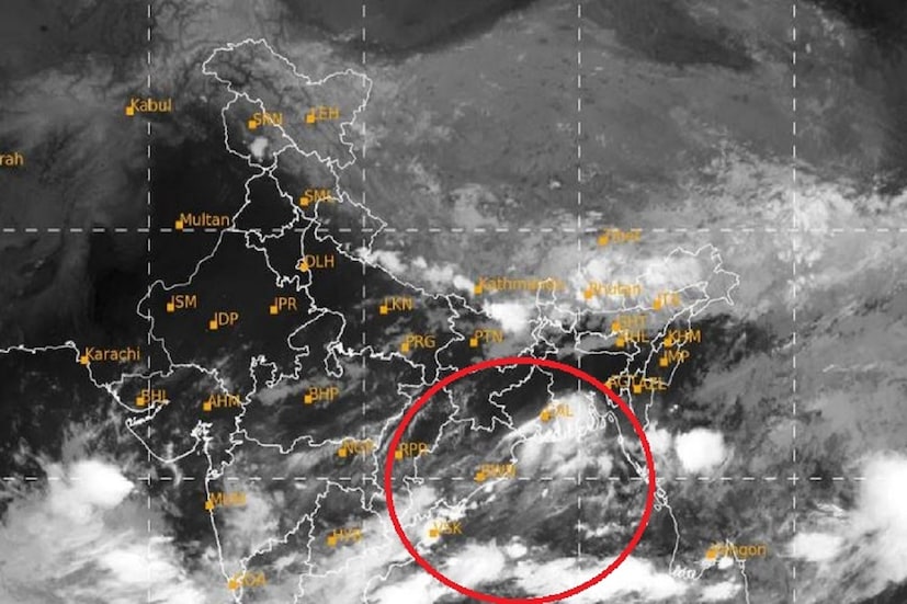 পর্যটকদের জন্য সতর্ক থাকার পরামর্শ আবহাওয়া দফতরের। দক্ষিণ ২৪ পরগনা এবং পূর্ব মেদিনীপুরের সমস্ত সমুদ্র উপকূলে সমুদ্র তীরবর্তী বিনোদনমূলক কাজকর্ম বন্ধ রাখার পরামর্শ। শনিবার থেকে মঙ্গলবার পর্যন্ত দিঘা মন্দারমনি ও সাগর সৈকতে পর্যটকদের সমুদ্রে স্নানে নিয়ন্ত্রণের পরামর্শ আবহাওয়া দফতরের। Photo Courtesy- IMD/Satellite Image