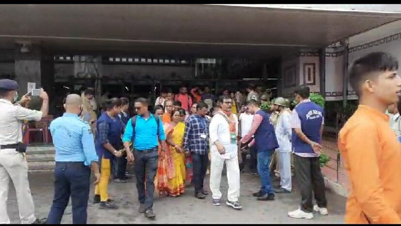 বিজেপির নবান্ন অভিযান জেলা বিজেপির মিছিল। অন্যদিকে দুর্ভেদ্য নিরাপত্তায় মুড়ে ফেলা হয়েছে নবান্নকে। মিছিল যেন প্রশাসনিক ভবন অবধি পৌঁছতে না পারে, তার জন্য যাবতীয় ব্যবস্থা নিয়েছে প্রশাসন। বিজেপির মিছিলের জেরে মঙ্গলবার সকাল থেকেই বেশকিছু রাস্তায় যানবাহন নিয়ন্ত্রণ করা হচ্ছে। বিশেষত যে রুট ধরে এগিয়ে আসবে গেরুয়া মিছিল।