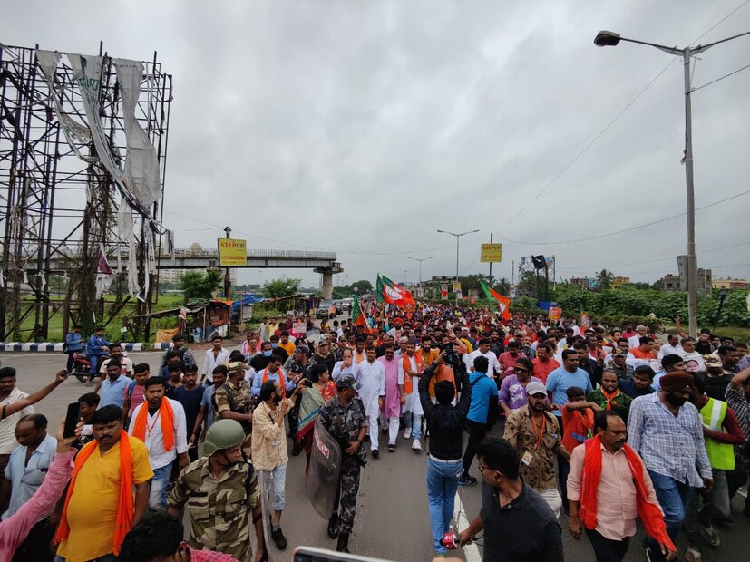 হাওড়া স্টেশন থেকে বিজেপির রাজ্য সভাপতি সুকান্ত মজুমদারের নেতৃত্বে নবান্নমুখী মিছিল শুরু হয়েছে। দক্ষিণ আসানসোলের বিধায়ক অগ্নিমিত্রা পালও রয়েছেন এই মিছিলে। প্রাক্তন আইপিএস অফিসার ভারতী ঘোষও এই মিছিলে পা মেলাচ্ছেন।