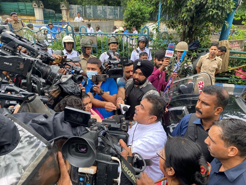 অন্যদিকে, বিজেপির নবান্ন অভিযান ঘিরে রণক্ষেত্র সাঁতরাগাছি। লোহার ব্যারিকেড ভাঙার চেষ্টা করে বিজেপি কর্মীরা।