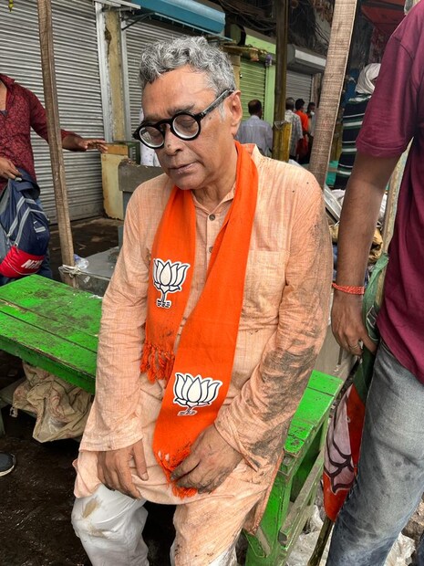 প্রসঙ্গত, রাজ্য বিজেপির অন্দরে দলীয় কোন্দল নিয়ে কিছুদিন আগেই মুখ খোলেন রাজ্যসভার সাংসদ স্বপন দাশগুপ্ত। তিনি বলেন, রাজ্য বিজেপির ৩ নেতা ৩ ট্র্যাকে দৌড়চ্ছেন। বুঝতে বাকি থাকে না যে, ৩ নেতা বলতে নাম না করে তিনি রাজ্য বিজেপি প্রাক্তন সভাপতি দিলীপ ঘোষ, বিরোধী দলনেতা শুভেন্দু অধিকারী ও বর্তমান রাজ্য সভাপতি সুকান্ত মজুমদারের দিকেই ইঙ্গিত করেন তিনি।