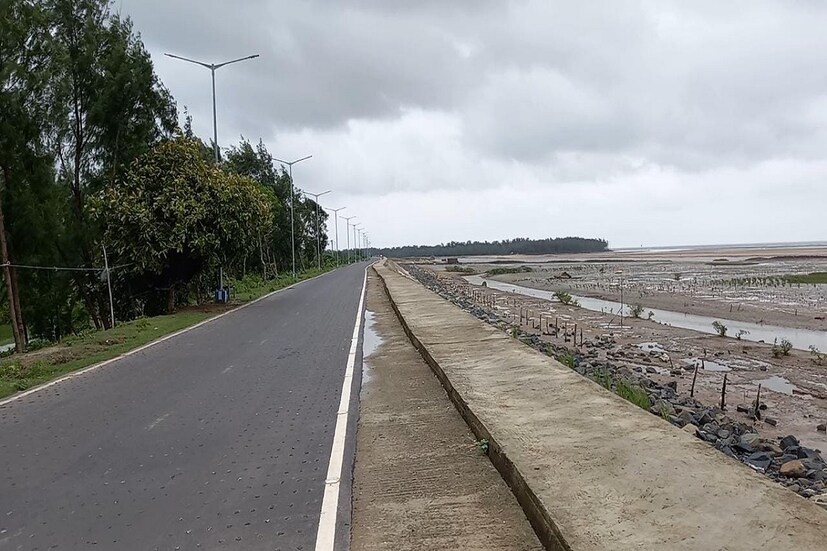 সমুদ্রকে পাশে রেখে গাড়িতে চড়েই অনেকখানি পথ পাড়ি দেওয়া। দিঘা থেকে শংকরপুর হয়ে মান্দারমণি। পর্যটকদের জন্য নতুন এই সমুদ্র পথ৷ মেরিন ড্রাইভের আনুষ্ঠানিক উদ্বোধন করবেন মুখ্যমন্ত্রী মমতা বন্দ্যোপাধ্যায়। বুধবার পুর্ব মেদিনীপুরের জেলাশাসক ভবনের কনফারেন্স হলে জেলার প্রশাসনিক বৈঠক থেকেই এটির উদ্বোধন করবেন তিনি। যে খবরে খুশি পর্যটক থেকে স্থানীয় বাসিন্দা, সকলেই। (সুজিত ভৌমিকে)