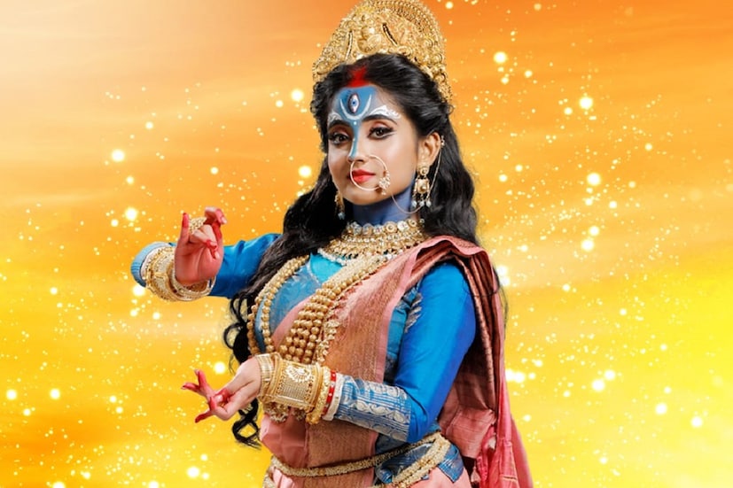 সিংহবাহিনী দেবী জয়দুর্গা কৃষ্ণবর্ণা, চতুর্ভুজা। শক্তির মূল উৎসে এই দেবীর অধিষ্ঠান। দেবীর সঙ্গে থাকেন তাঁর সখিদ্বয় জয়া ও বিজয়া। দেবী জয়দুর্গার দুইরূপে দেখা যাবে মিঠাই ধারাবাহিক থেকে মিঠাইকে। 