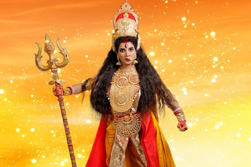 মহিষাসুরমর্দিনীর ভূমিকায় দেখা যাবে আপনাদের সকলের প্রিয় অভিনেত্রী শুভশ্রীকে। দেবীর সৃষ্টি থেকে মহিষাসুর বধ করে পৃথিবীকে কলুষমুক্ত করার কাহিনী দেখা যাবে দেবীর এই সিংহবাহিনী রূপের মধ্যে দিয়ে। 