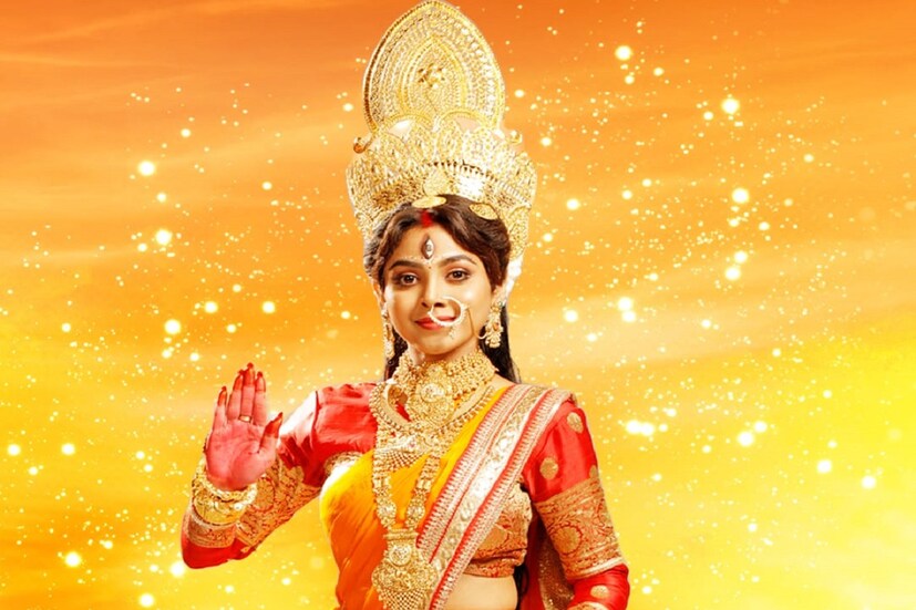 দেবী জগদ্ধাত্রী রূপে দেবতাদের অহংকার হরণ করে তাকে হস্তীর রূপ দেন, সেই হস্তী দেবীর সিংহের পদতলে বিরাজ করে। দেবী জগদ্ধাত্রী সিংহপৃষ্ঠে চতুর্ভূজা, ত্রিনয়না। এই দেবীর আরাধনায় আমরা সকল দম্ভ থেকে মুক্ত হয়ে মূল কর্মকাণ্ডে ফিরে আসি। দেবী জগদ্ধাত্রীর ভূমিকায় দেখা যাবে লক্ষ্মী কাকিমা সুপারস্টার থেকে হংসিনীকে। 