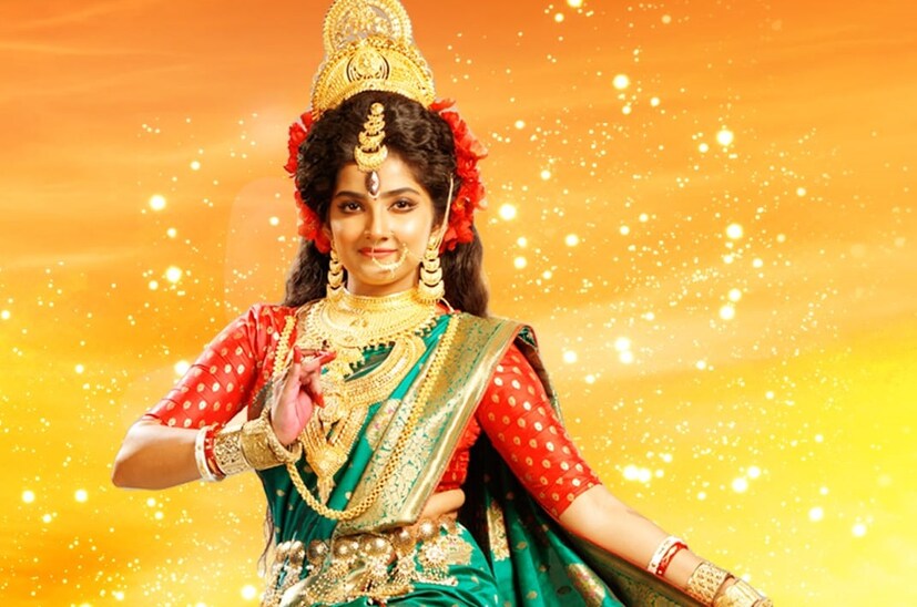 দেবী কুষ্মাণ্ডারূপে সৃজন করেন ব্রহ্মান্ড। তাঁর ত্রিনয়ন থেকে সৃষ্টি হয় মহালক্ষ্মী, মহাকালী ও মহা সরস্বতীর। দেবী সিংহবাহিনী, অষ্টভুজা। তাঁর একটি হাত সর্বদাই অভয় মুদ্রায় থাকে। এই দেবীর ভূমিকায় দেখা যাবে পিলু ধারাবাহিক থেকে পিলু-কে। 