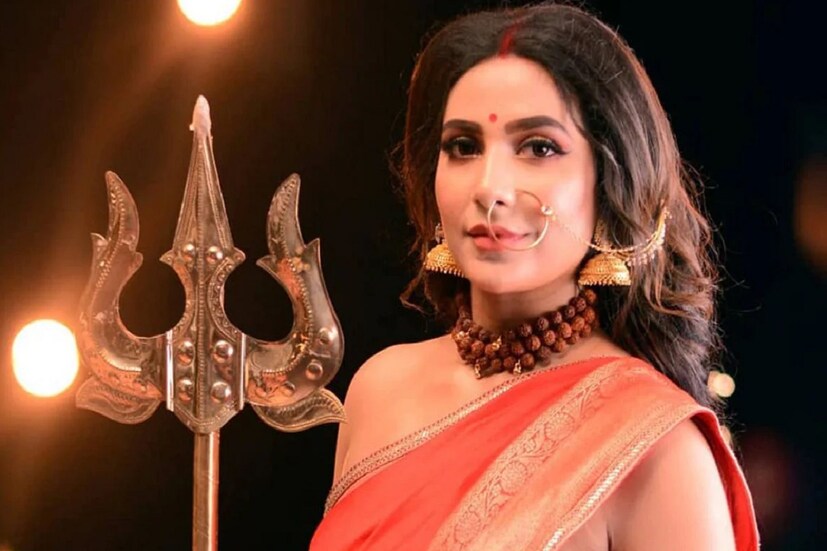মহালয়ার পুণ্যলগ্নে প্রতি বছরের মতো এ বছরও জি বাংলা নিয়ে এসেছে বিশেষ অনুষ্ঠান। জি বাংলা প্রতিবছরই চেষ্টা করে দর্শকদের সামনে নতুন কিছু নিয়ে আসার। সেই ঐতিহ্য বজায় রেখেই দেবীর সিংহবাহিনী রূপের গাথা নিয়ে ২৫ সেপ্টেম্বর, ঠিক ভোর ৫ টায়। জি বাংলার এবারের নিবেদন সিংহবাহিনী ত্রিনয়নী।