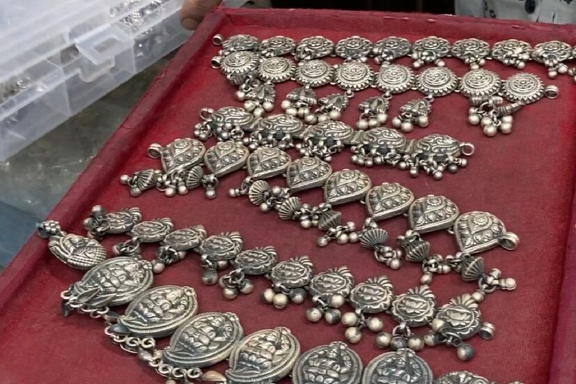 পুজোর সাজ গয়না ছাড়া পরিপূর্ণ হয় না৷ শাড়ি-জামার সঙ্গে গয়না মাস্ট৷ আর সোনার বদলে নতুন জেনেরেশনের কাছে পছন্দের রুপোর গয়না৷ 