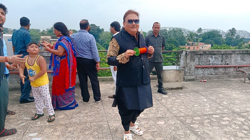 যে কোনও উৎসবেই বয়সকে তুড়ি মেরে রঙিন মেজাজে সবার নজর টেনে নেন কামারহাটির বিধায়ক মদন মিত্র । বিশ্বকর্মা পুজোতেও এর অন্যথা হল না।