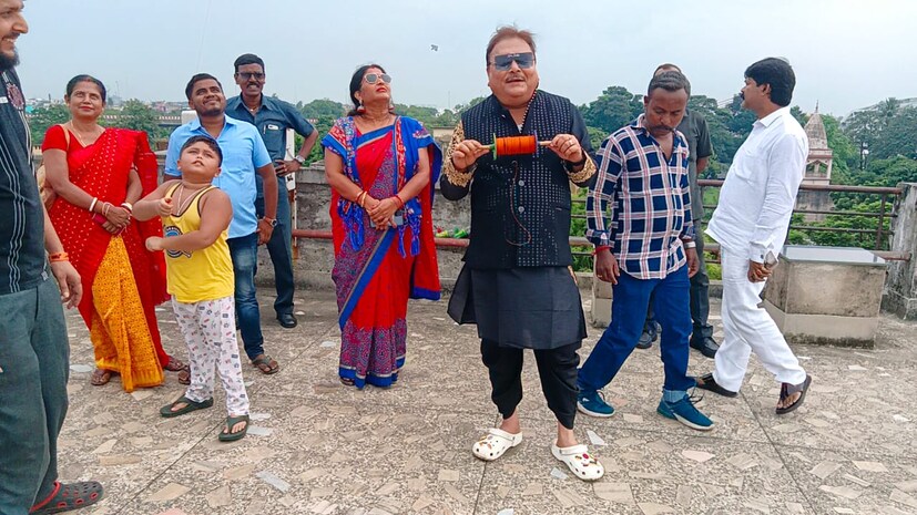বৃষ্টিকে উপেক্ষা করেই বাড়ির লোকেদের সঙ্গে লাটাই হাতে ঘুড়ির সুতোয় টান দিলেন মদন মিত্র। তাঁর কামারহাটির বাড়ির ছাদ থেকে বেশ কিছুক্ষণ ঘুড়ি ওড়ালেন তৃণমূলের এভারগ্রিন নেতা। ধুতি-পাঞ্জাবি পড়ে লাটাই হাতে দেখা গেল তাঁকে।