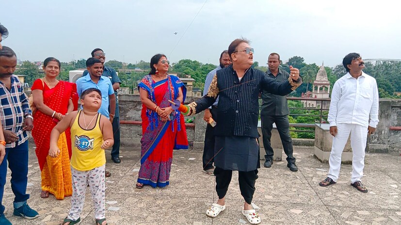 বিশ্বকর্মা পুজো মানেই ঘুড়ির লড়াই। এদিকে সকাল থেকেই আকাশ মেঘাচ্ছন্ন। তবে এবছর বৃষ্টির জেরে প্রথমে সেভাবে ঘুড়ি না দেখা গেলেও বেলা গড়াতেই ফের চেনা ছবি ধরা পড়ল শরতের আকাশে। প্রতিবেদন ও ছবি : আবির ঘোষাল। 