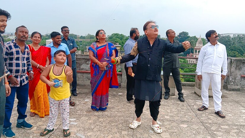 হাতে লাটাই। আর আকাশে ঘুড়ি। বৃষ্টি উপেক্ষা করে সেই ঘুড়ি ওড়ালেন কালারফুল মদন মিত্র। সঙ্গে দিল গোটা পরিবার ও অনুরাগীরা। আর সবচেয়ে বেশি ছিল যার উৎসাহ সে আর কেউ নয় মদন মিত্রের আদরের নাতিটি। যার আবদার রাখতে কোনও কসুরই করেন না বিধায়ক দাদু। প্রতিবেদন ও ছবি : আবির ঘোষাল। 