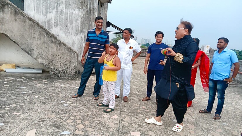 বিশ্বকর্মা পুজোতে ঘুড়ি ওড়াবেন না চিররঙিন নেতা, তা কখনও হয়? তাই নিজের বাড়িতেই পরিবারের লোকেদের সঙ্গেই আনন্দ উৎসবে মজলেন কামারহাটির বিধায়ক মদন মিত্র।