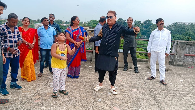 এদিন ঘুড়ি ওড়াতে ওড়াতেই মদন মিত্রের দাবি, আকাশে কোনও বিজেপির ঘুড়ি নেই। সবই নাকি তৃণমূলের। তাঁর কথায়, "বিজেপি দুর্গা পুজো, কালী পুজোও করে না, ঘুড়িও ওড়ায় না। আসলে বিজেপি একটি ভোকাট্টা দল।