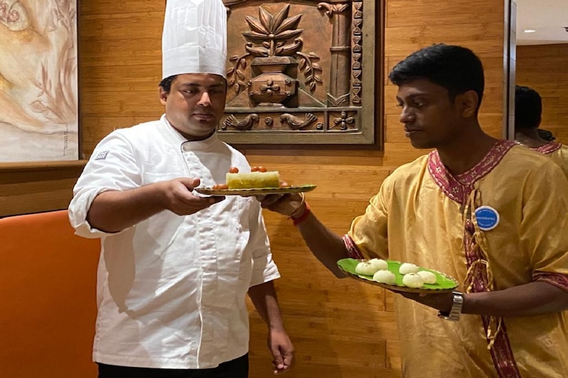 তবে মেনু তো ঠিক হল, কীভাবে তা সকলের সামেন নিয়ে এলেন আহেলীর শেফ দেবদীপ ঘটক? মেনু ঠিক হওয়ার পর তা হেঁসেলে তৈরি হয়৷ যাঁরা অতিথি হিসেবে আসেন আহেলীতে তাদের কাছে পরিবেশন করা হয়, চেখে দেখার জন্য৷ তাদের পছন্দ হলে, তবেই সেটা অনুমোদন পায়৷ যেহেতু অতিথিদের জন্যই এই বিশাল আয়োজন, তাই শেষ মতামতটা তাদের থেকেই নেওয়া হয়৷ জানিয়েছে দেবদীপবাবু