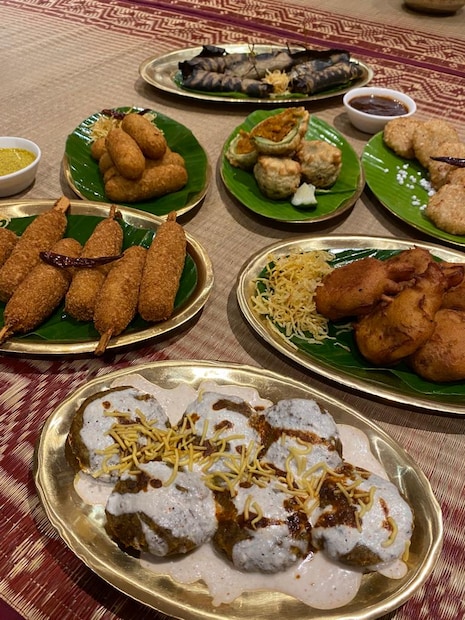 এবারে আহেলীর এলাহি আয়োজনে থাকবে পুরুলিয়ার পাতা পোড়া মুরগি, কোচবিহারের তিল সাবুদানার বড়া, মালদহের ফুল চিংড়ির বড়া, মুর্শিদাবাদের কিমার দই বড়া, নদিয়ার ছানার অঙ্গুরি, পোস্ত-মোচার লতিকা৷ এগুতো দিয়ে শুরু হবে মহাভোজ৷ অর্থাৎ এগুলি হল সার্টার্স৷  
